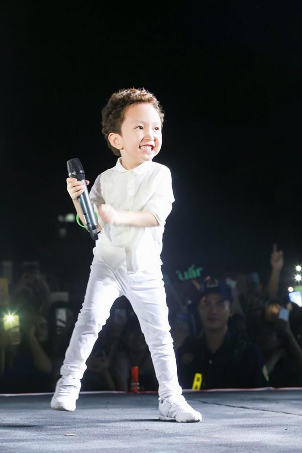  
Chỉ mới 5 tuổi nhưng Su Hào đã sớm bộc lộ sở thích về âm nhạc. (Ảnh: FBNV) - Tin sao Viet - Tin tuc sao Viet - Scandal sao Viet - Tin tuc cua Sao - Tin cua Sao