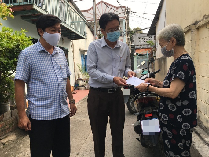  
Người bán vé số tại huyện Hóc Môn, TP.HCM cũng nhận được sự hỗ trợ (Ảnh: Người lao động)