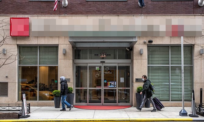  
Khách sạn tại New York, nơi có 3 bệnh nhân cách ly sau xuất viện tử vong (Ảnh: NYT)