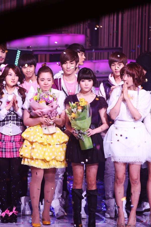  
Ori đứng trên sân khấu debut bên cạnh IU, SHINee, KARA,... nhưng đó cũng là màn biểu diễn cuối cùng của cô. (Ảnh: Pinterest)