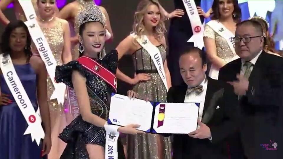  
Khoảnh khắc Thanh Khoa được gọi tên cho ngôi vị cao nhất của Hoa hậu Sinh viên Thế giới 2019. (Ảnh: Chụp màn hình)