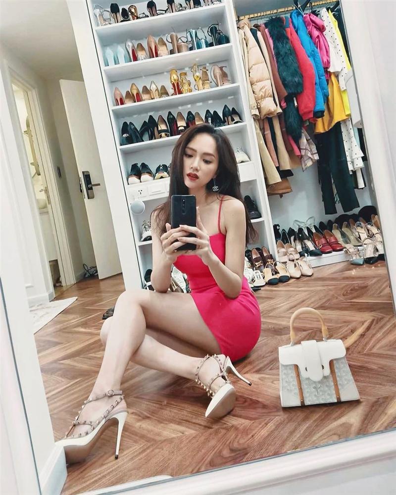  
Hoa hậu Hương Giang "khoe" background là bộ sưu tập hàng hiệu tiền tỷ. (Ảnh: FBNV)