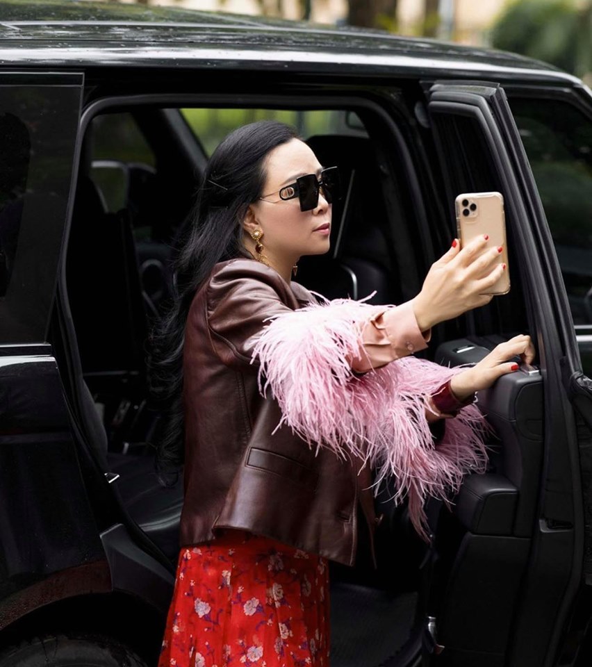  
Phượng Chanel gây bão khi phối "áo ngủ" cùng đồ hiệu sang chảnh​. (Ảnh: Instagram NV)