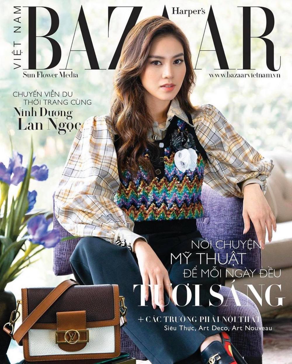  
Lan Ngọc là gương mặt ảnh bìa cho tạp chí Harper's Bazaar nổi tiếng. Bộ cánh cùng những phụ kiện mà ngọc nữ đang diện cũng đến từ thương hiệu LV (Ảnh: FBNV)