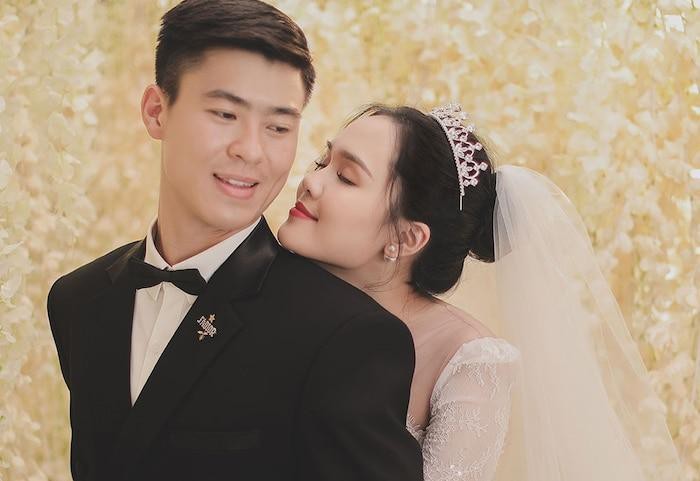  
Quỳnh Anh và Duy Mạnh hạnh phúc bên nhau trong ngày cưới. (Ảnh: Instagram).