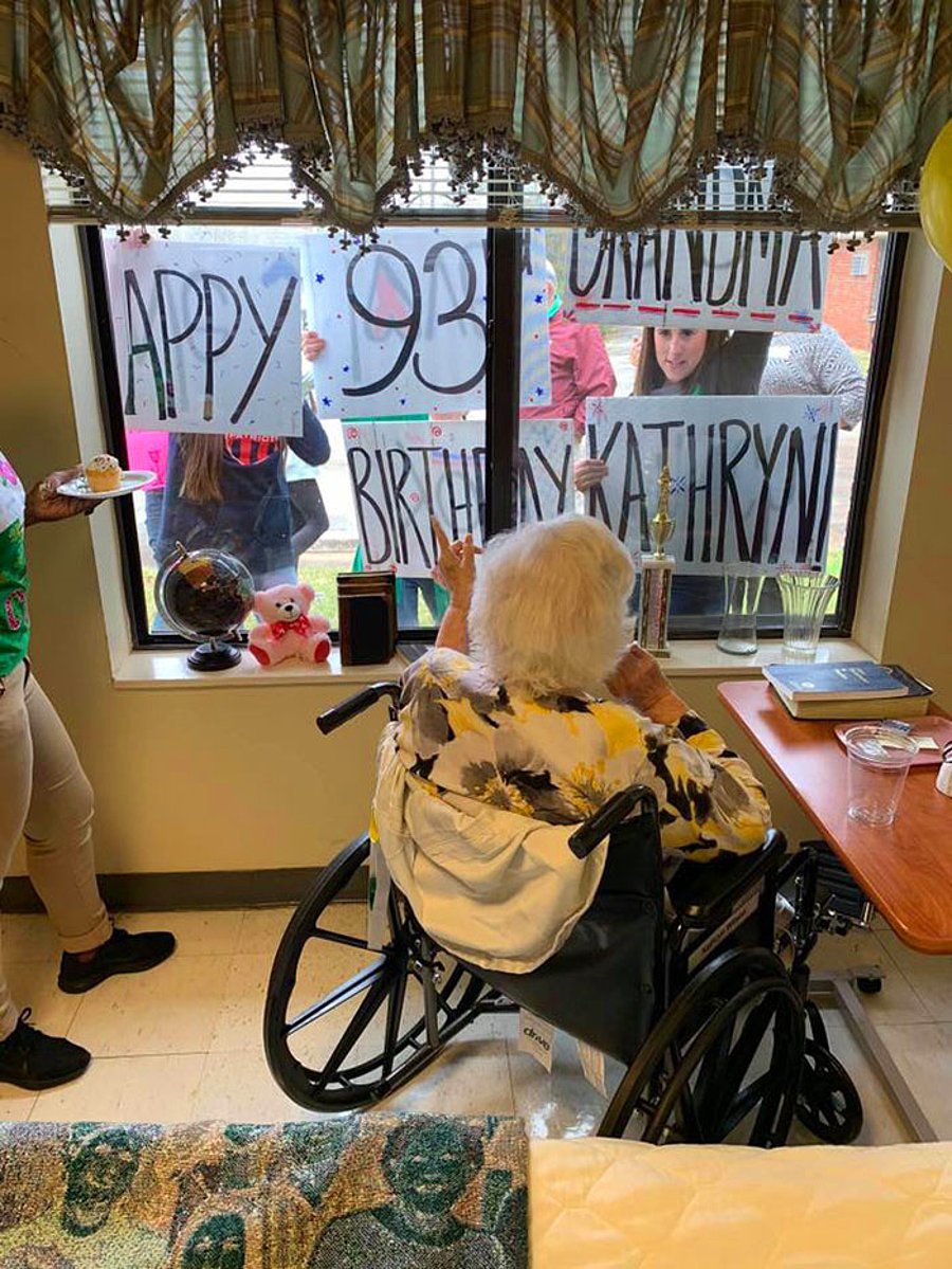  
Cụ bà được con cháu mừng sinh nhật qua cửa kính dù đang ở viện chăm sóc sức khỏe. (Ảnh: Vasi)