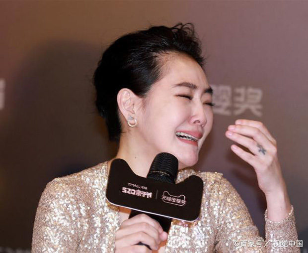  
"Tiểu S" khóc lóc khi nói về tình cảm với Hoàng Tử Giảo. Ảnh: Weibo