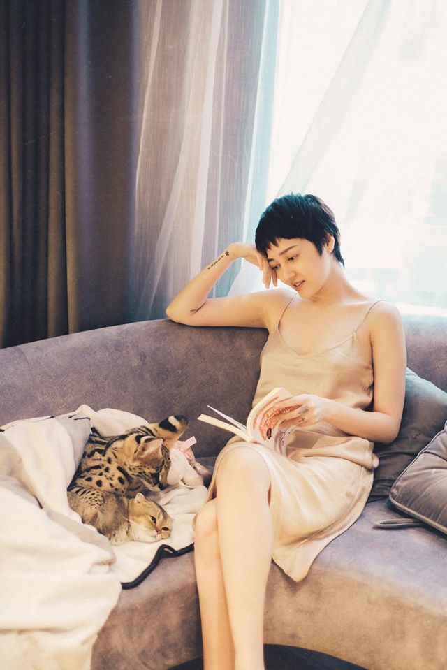  
Bảo Anh "sống ảo" cùng mèo cưng trong bộ váy ngủ cực sexy. (Ảnh: FBNV)