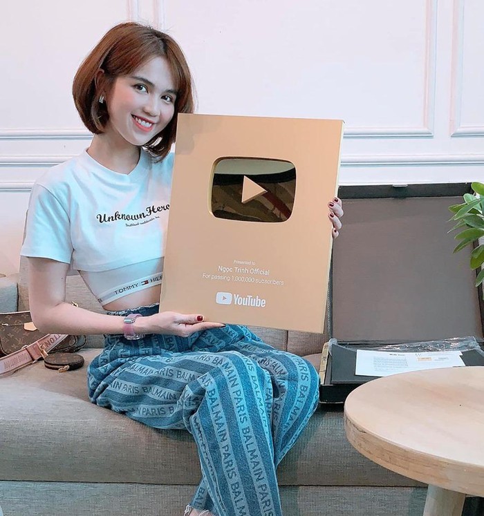  
Tạo dáng bên nút vàng YouTube, Ngọc Trinh chỉ mặc áo croptop và quần dài chứ không phải những "bộ cánh" sexy khó cưỡng. Ảnh: 2sao