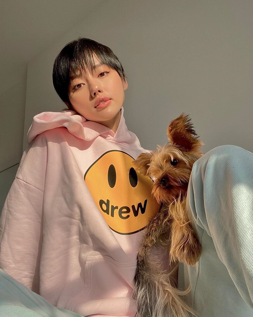  
Trong những ngày ở nhà tự cách ly, chú chó Yoyo là người bạn duy nhất của Khánh Linh. Cô nàng đã "lên đồ" và thực hiện nhiều shoot ảnh cùng chú cún của mình.(Ảnh: Instahram nhân vật)