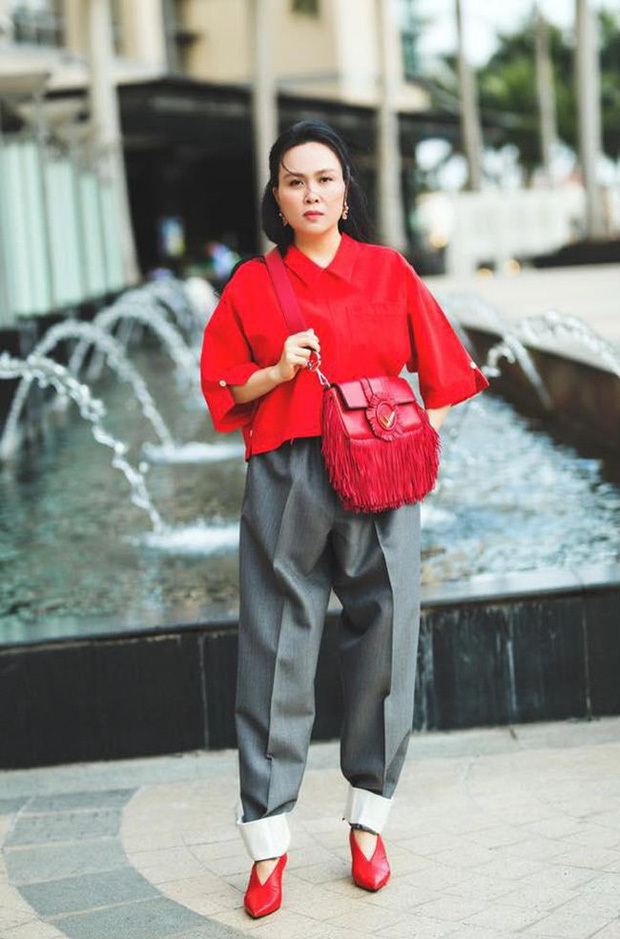 
Trong set đồ này, Phượng Chanel cố gắng sử dụng tông màu đỏ làm chủ đạo, nhìn qua có vẻ "tông xoẹt tông" với nhau nhưng chính chiếc túi Fendi họa tiết tua rua này đã làm tổng thể của set đồ trở nên rối mắt. Ảnh: FBNV
