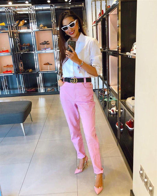  
Mặc dù màu hồng trông rất ngọt ngào nhưng set đồ này của Phạm Hương lại bị khán giả cho là sến sẩm, không tôn được khí chất sang trọng vốn có của nàng hậu. Ảnh: Instagram
