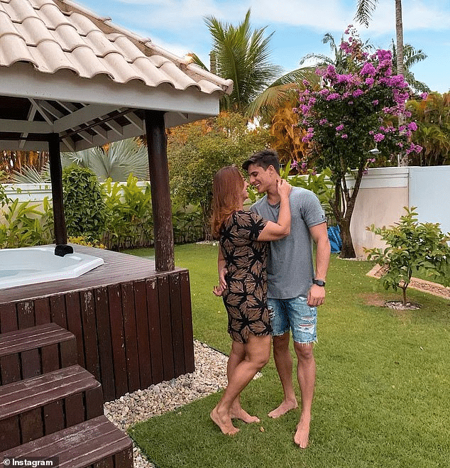  
Mẹ Neymar từng đăng bức ảnh tình tứ này của 2 người để công khai mối quan hệ hẹn hò. (Ảnh: Instagram)