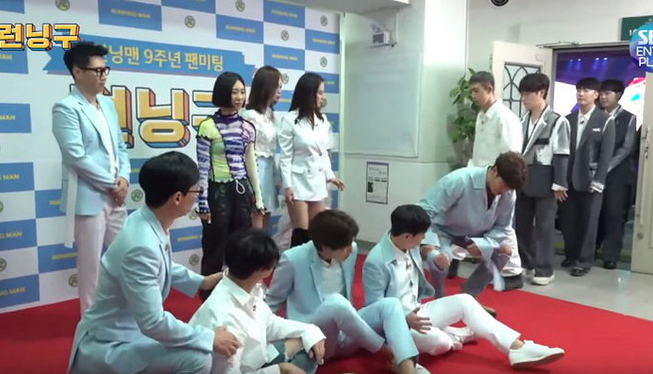  
Khi chụp hình nhóm, Kim Jong Kook đã gặp khó khăn để ngồi xuống, phải nhờ đến sự trợ giúp của Yang Sechan. (Ảnh: Pinterest)