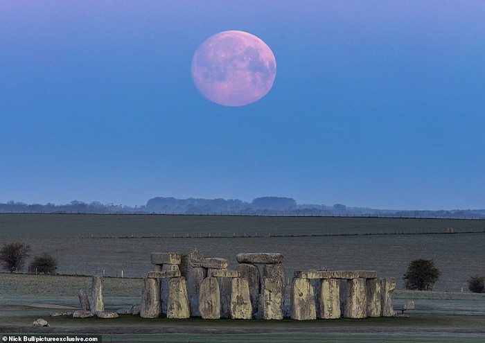  
Siêu trăng có màu hồng tại Stonehenge ở Wiltshire (Anh). (Ảnh: Nick Bull)
