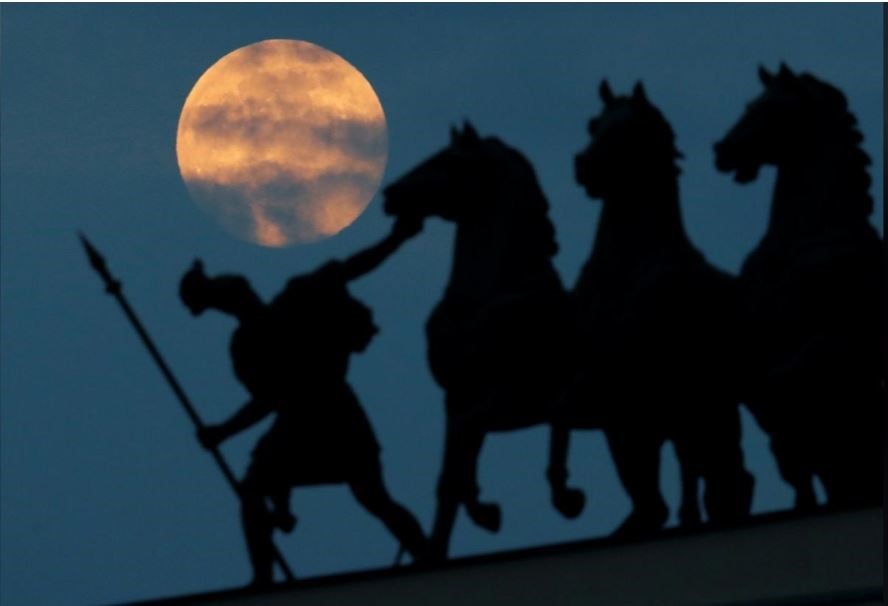 Siêu trăng bên tượng Chariot of Glory tại Saint Petersburg (Nga). (Ảnh: Reuters)