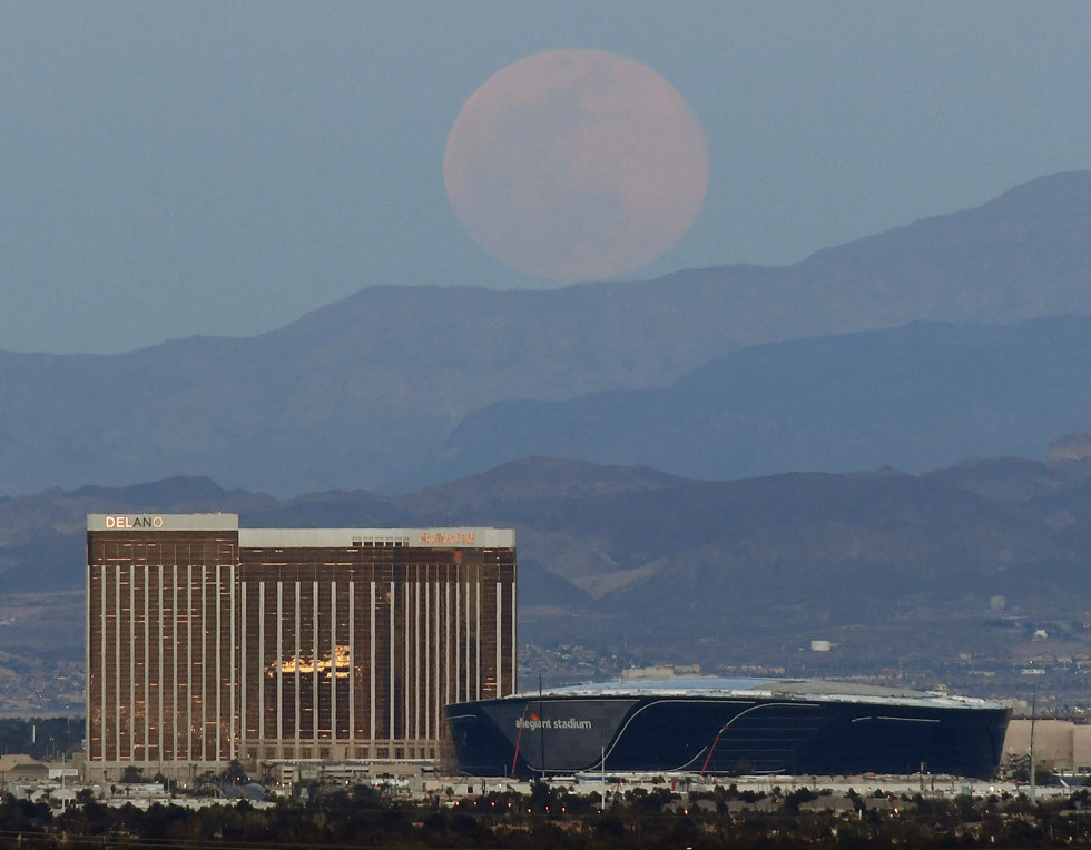 
Siêu trăng xuất hiện mờ ảo tại Las Vegas (Mỹ). (Ảnh: AFP)