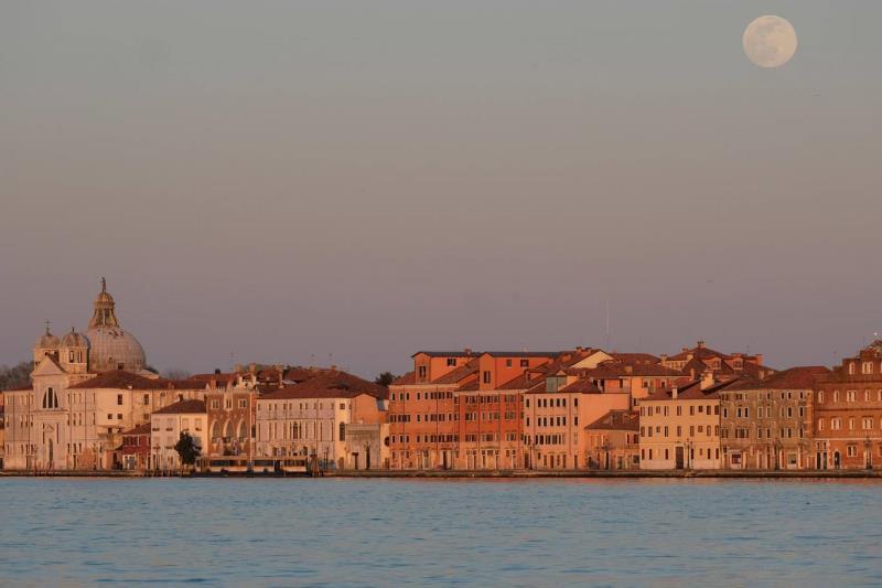  
Siêu trăng xuất hiện sau khi hoàng hôn tại thành phố Venice của nước Ý. (Ảnh: Reuters)