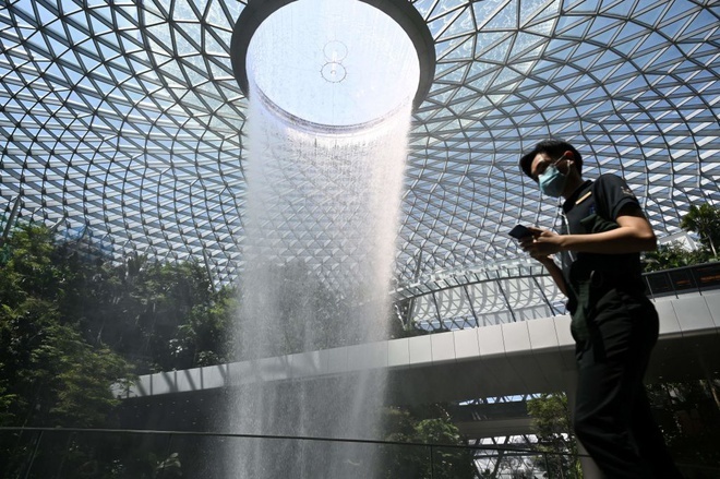  
Tại Singapore nếu cố tình nhổ nước bọt nơi công cộng như người đàn ông kể trên ở thời điểm này sẽ lãnh 2 tháng tủ giam. (Ảnh: Getty)