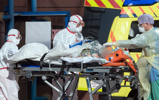  
Các nhân viên y tế đang đưa một bệnh nhân người Ý nhiễm Covid-19 đến bệnh viện tại Đức để tiến hành điều trị. (Ảnh: AFP)