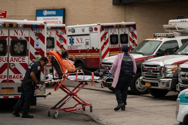  
Nhiều xe cấp cứu tập trung bên ngoài một bệnh viện ở New York (Mỹ). (Ảnh: New York Times)