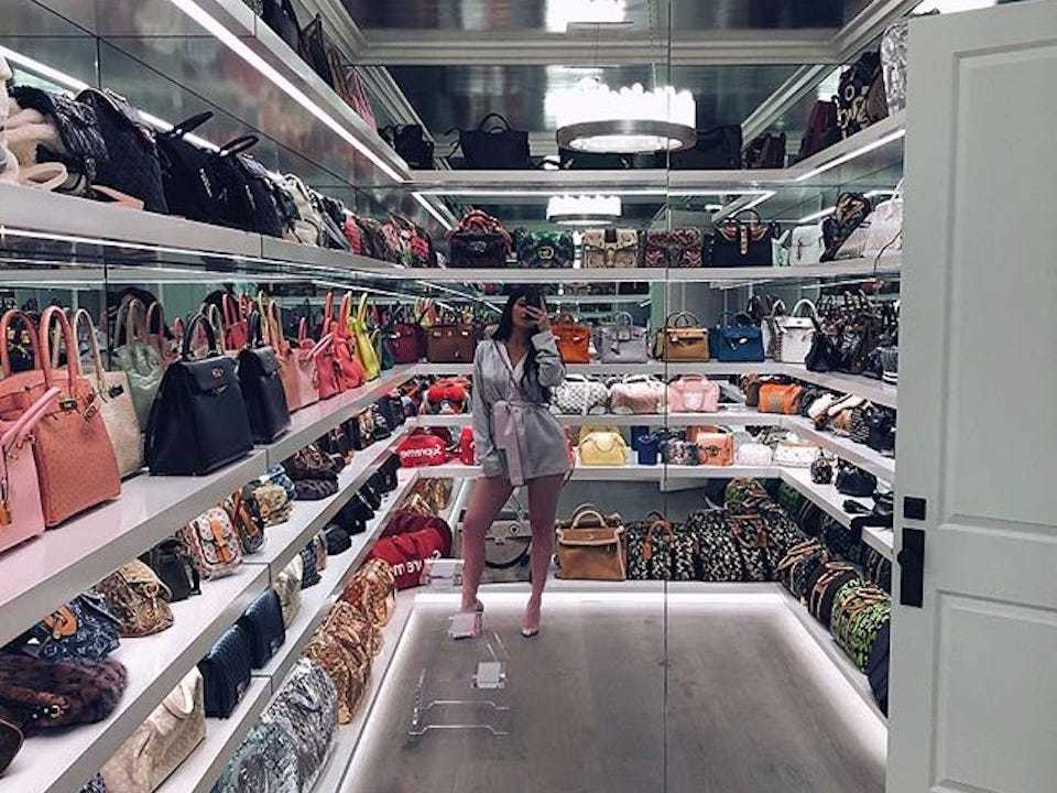  
Chanel, Gucci, Louis Vuitton,… với đủ màu sắc và thể loại luôn đầy ắp trong mọi góc căn phòng hàng hiệu của cô em út nhà Kardashian. (Ảnh: I.G)