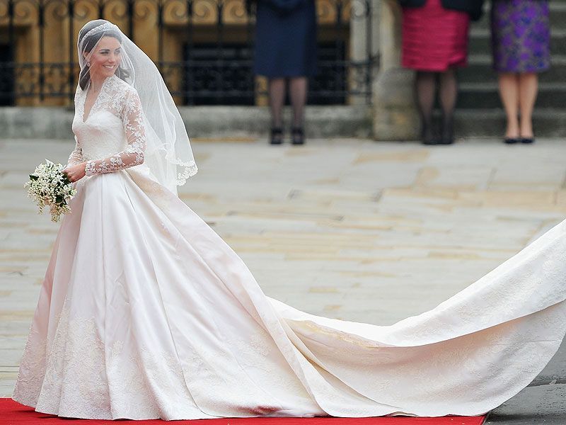  
Không điểm xuyết cầu kỳ, chiếc váy cưới của Công nương vẫn giữ được độ thanh lịch, trang nhã nhưng vẫn tôn vóc dáng quyến rũ. (Ảnh: The Mirror)