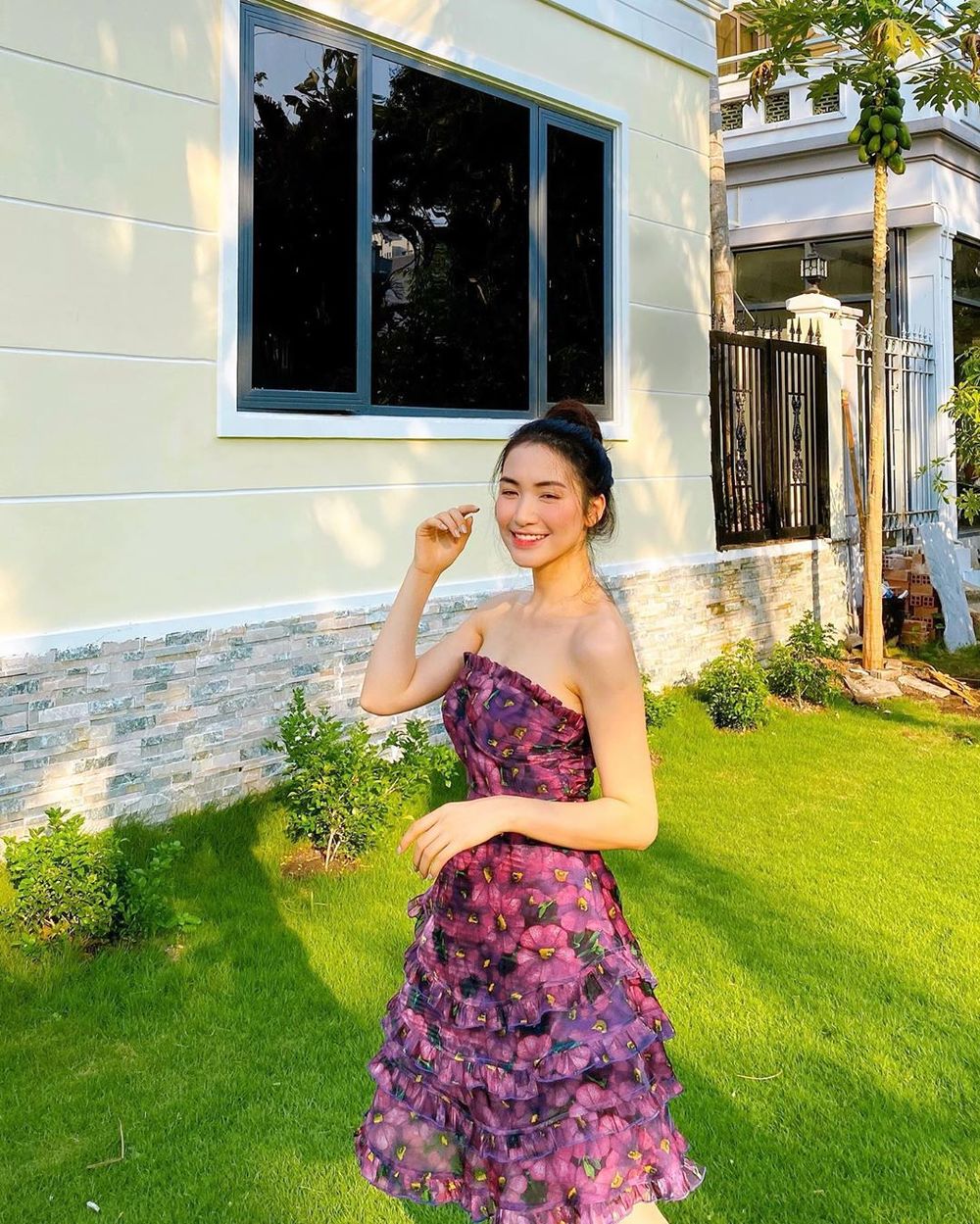  
Những ngày ở nhà chống dịch, Hòa Minzy vẫn chăm chỉ lên đồ đẹp, đặc biệt là kiểu váy ôm ngực. Ảnh: Instagram