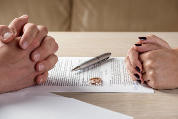  
Sau tất cả, đơn ly hôn lại là tờ giấy cuối cùng về mặt pháp lý thể hiện mối quan hệ giữa hai vợ chồng. (Ảnh minh họa: Pinterest)