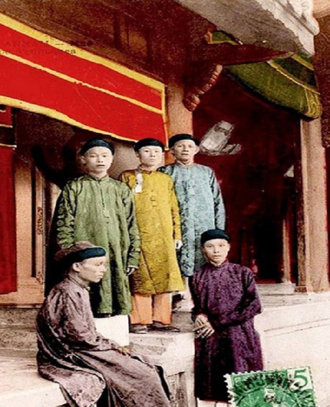  
5 thái giám trong cung nhà Nguyễn - năm 1908. (Ảnh tư liệu của nhà nghiên cứu Phan Thuận An)