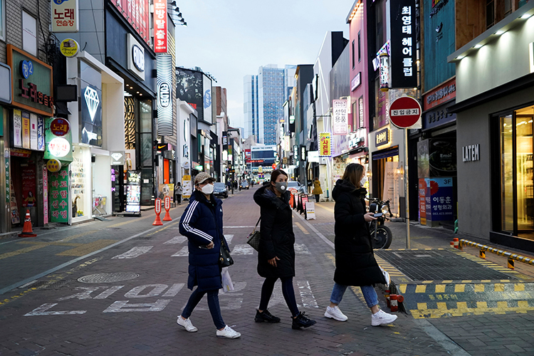  
Người dân Hàn Quốc đeo khẩu trang khi ra đường để phòng tránh dịch. (Ảnh minh họa: Reuters)