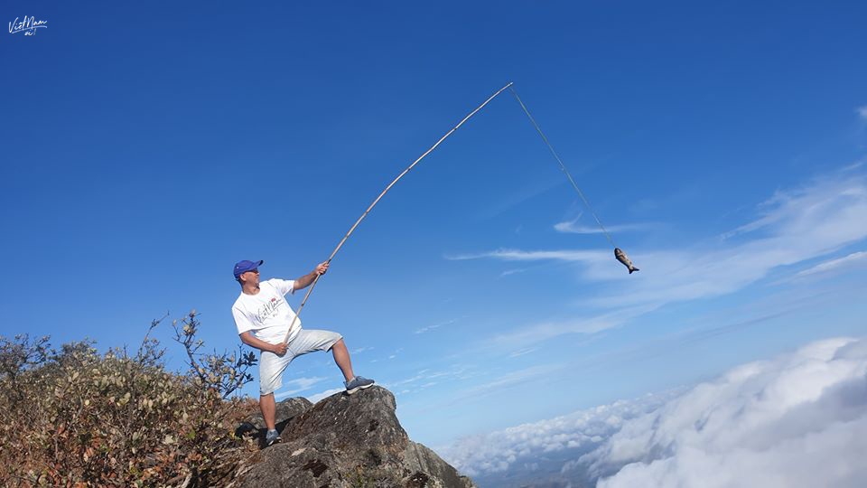  
"Câu cá trên đỉnh núi" là bộ ảnh thú vị mà anh chàng này mang đến cho group Việt Nam Ơi.