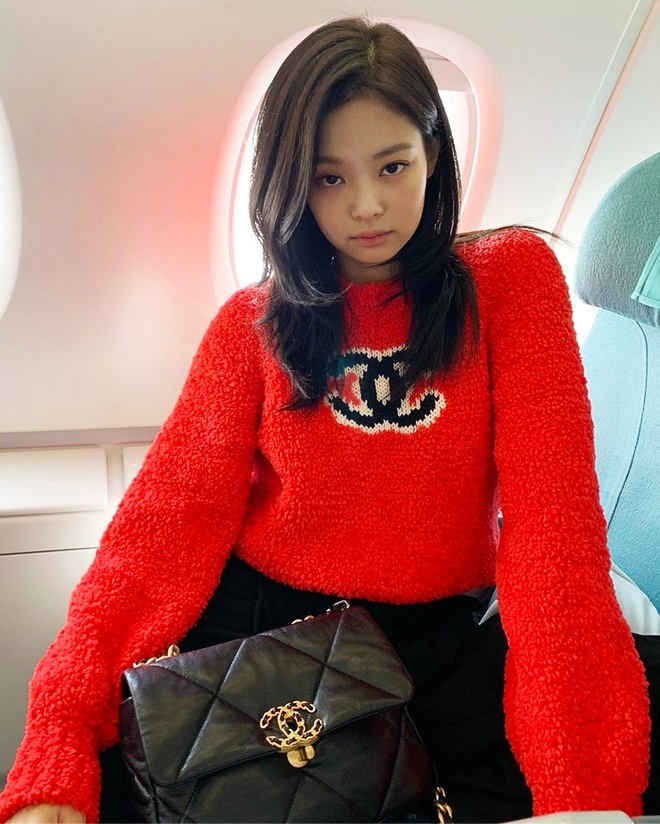  
Chiếc áo len xù màu đỏ và mẫu túi của Chanel được Jennie diện đi sân bay "gây sốt" làng thời trang. Mẫu túi Flag 19 này được cả Vbiz yêu thích. (Ảnh: Instagram nhân vật)