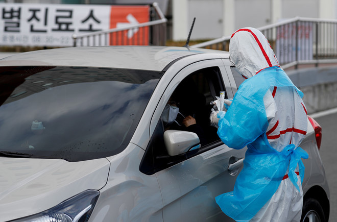  
Nhân viên y tế làm nhiệm vụ kiểm tra sức khỏe trên một tuyến đường tại Hàn Quốc. (Ảnh minh họa: Reuters)