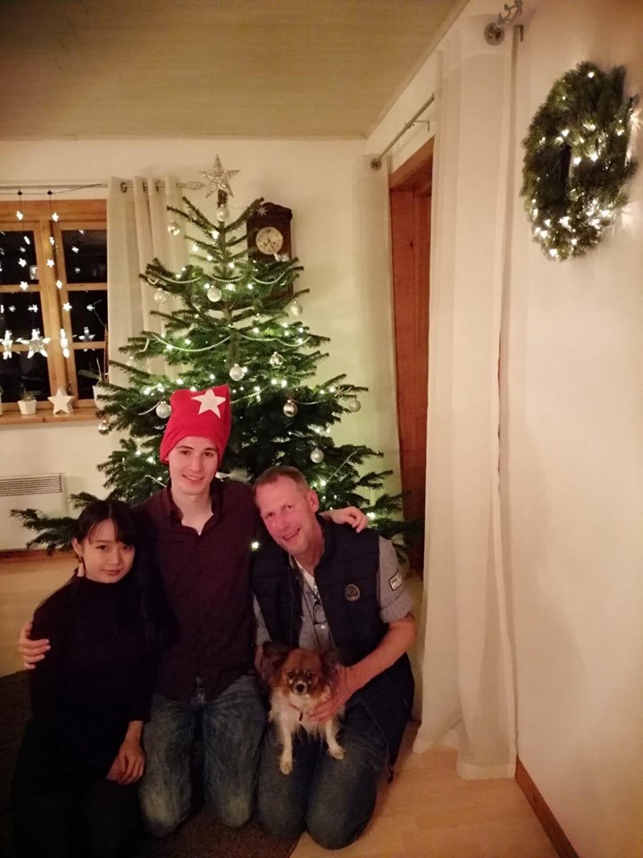  
Cát Lâm cùng Finn và bố anh chàng vào dịp Giáng Sinh.