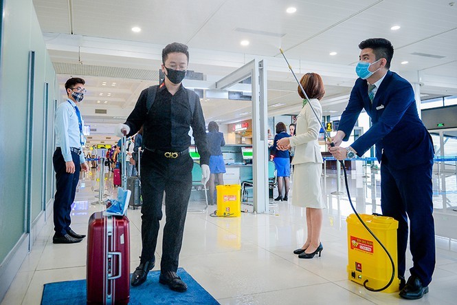  
Sân bay là nơi tiềm ẩn nhiều nguy cơ nên công tác phòng bệnh được thực hiện rất nghiêm túc (Ảnh: Tiền Phong)