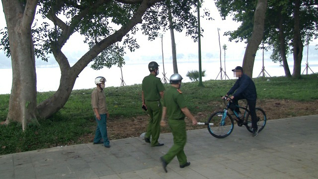  
Một người đàn ông không đeo khẩu trang đạp xe trong công viên ở Huế (Ảnh: Dân Trí)