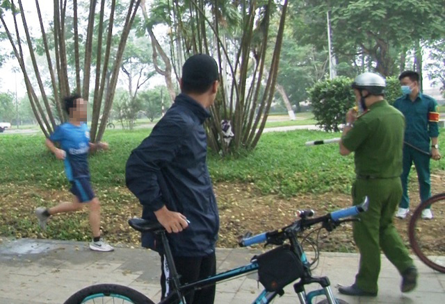  
Người đàn ông không đeo khẩu trang chạy bộ trong công viên ở Huế (Ảnh: Dân Trí)