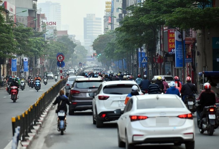  
Đường phố Hà Nội bất ngờ đông đúc trong những ngày thực hiện giãn cách xã hội (ảnh: Nhân dân)