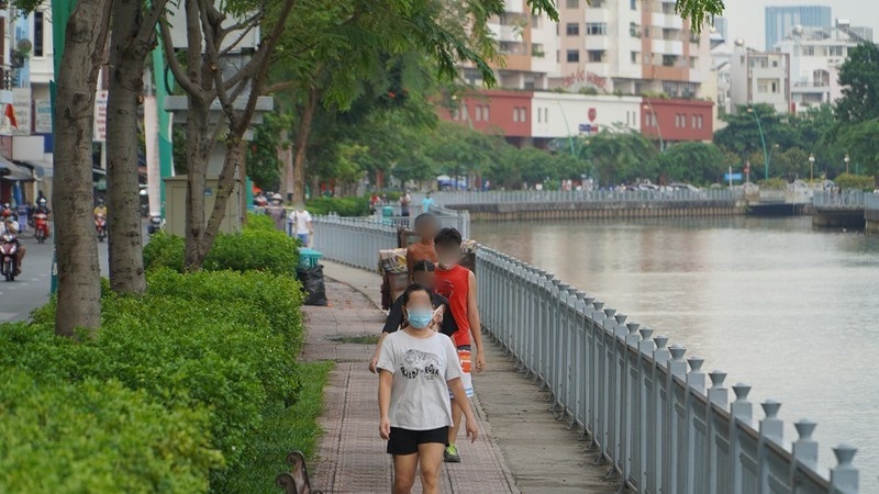  
Khu vực dọc kênh Thị Nghè xuất hiện nhiều người đi tập thể dục (Ảnh: Nhật Tiến)