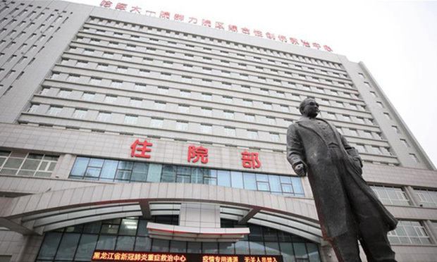  
Bệnh viện tuyến đầu ĐH Y Cáp Nhĩ Tân là 1 trong 2 "ổ dịch" mới xuất hiện. (Ảnh: AP)