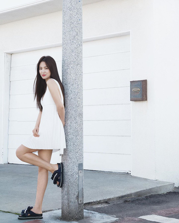  
Tươi trẻ, lạ mắt nhưng Song Hye Kyo vẫn không hợp với kiểu váy này. (Ảnh: Twitter)