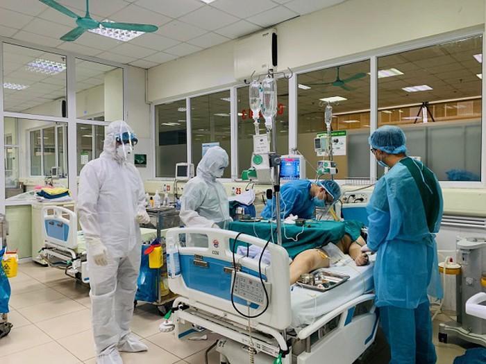  
Một bệnh nhân nhiễm Covid-19 đang được điều trị tại Bệnh viện Bệnh nhiệt đới Trung ương cơ sở 2. Ảnh: Tuổi Trẻ
