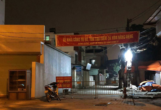  
Thôn Hạ Lôi ở huyện Mê Linh, Hà Nội bị phong tỏa ngày 7/4. Ảnh: Thanh Niên