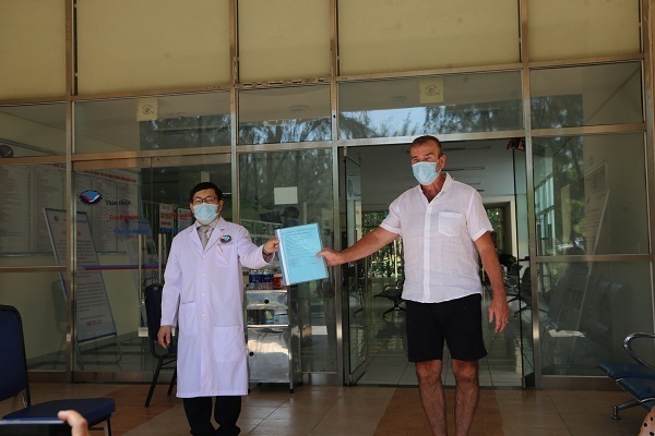  
Bệnh nhân 57 tại Việt Nam được chữa khỏi bệnh và đã xuất viện. (Ảnh: BVĐK TW Quảng Nam)