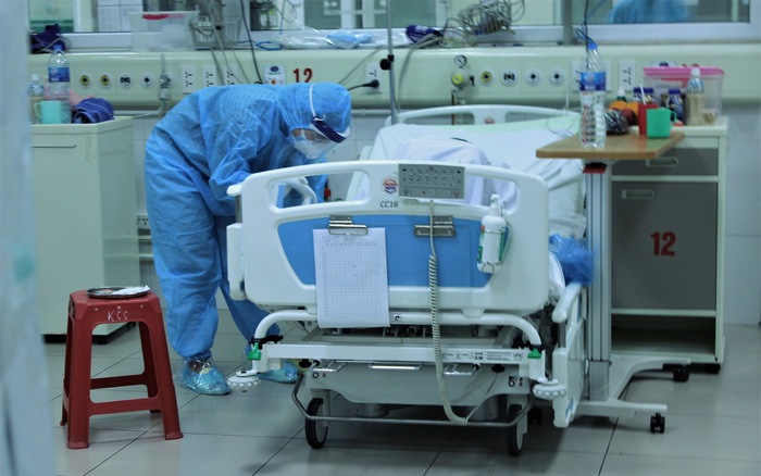  
Nhân viên y tế BV Bệnh Nhiệt đới Trung ương chăm sóc cho bệnh nhân nhiễm Covid-19 (Ảnh: Phụ nữ Việt Nam)