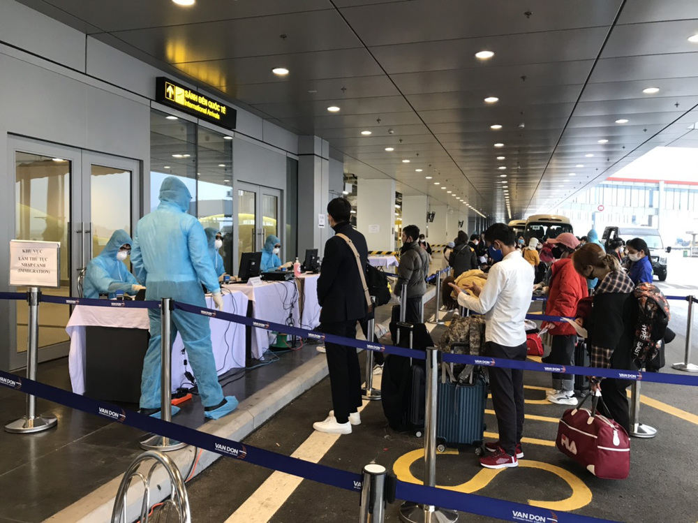  
Hành khách thực hiện kiểm tra sức khỏe tại sân bay Vân Đồn (Ảnh: Vietnammoi)