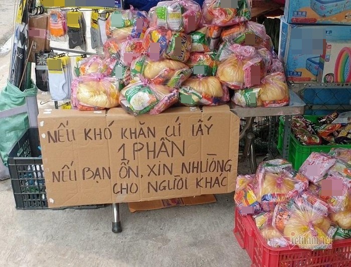  
Tấm biển cùng những phần quà của cặp vợ chồng trẻ dành cho người nghèo (Ảnh: Vietnamnet)