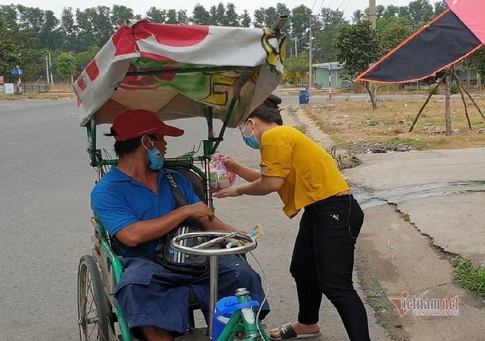  
Một người đàn ông khó khăn được chủ tiệm tạp hóa tặng phần quà ấm tình người (Ảnh: Vietnamnet)
