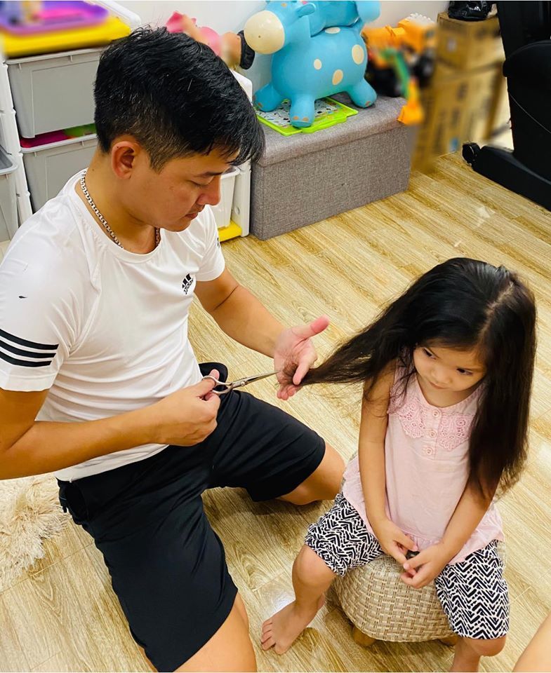  
Vợ chồng Thành Đạt - Hải Băng cũng trổ tài cắt tóc cho con gái khi hàng quán đóng cửa. (Ảnh: FBNV)